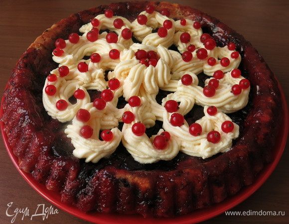 Даем пирогу остыть и украшаем кремом, фруктами, по желанию.
