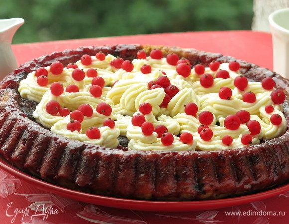 Выдерживаем пирог в холодильнике.