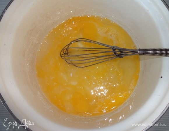 Яйца взбить с сахаром, солью и ванилином.