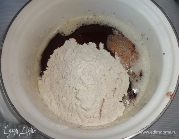 Всыпать муку, добавить растопленный маргарин с какао и соду, погашенную уксусом.