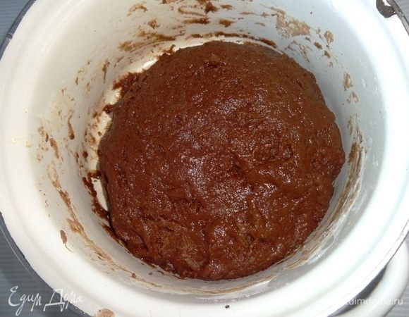 Перемешать тесто до однородного состояния. Накрыть пищевой пленкой и поставить в холодильник на 0,5 часа.