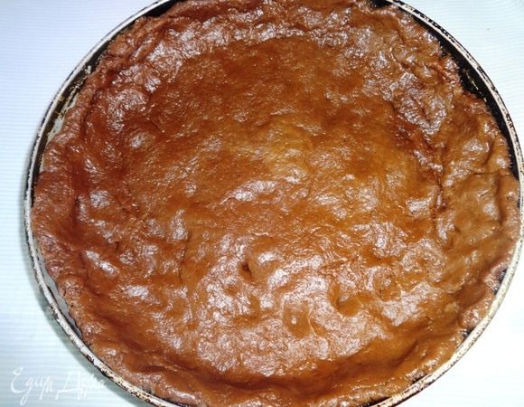 Вынуть тесто из холодильника. Форму смазать растительным маслом. У меня большая сковорода: внутренний диаметр — 23 см, внешний — 28 см, высота бортика — 5 см. Руками распределить тесто по дну и бортам формы.