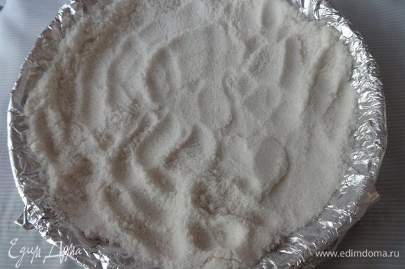На тесто положить фольгу и насыпать слой соли (или фасоли, гороха). Поставить форму с тестом в духовку, разогретую до 180°C. и выпекать в течение 20 минут.