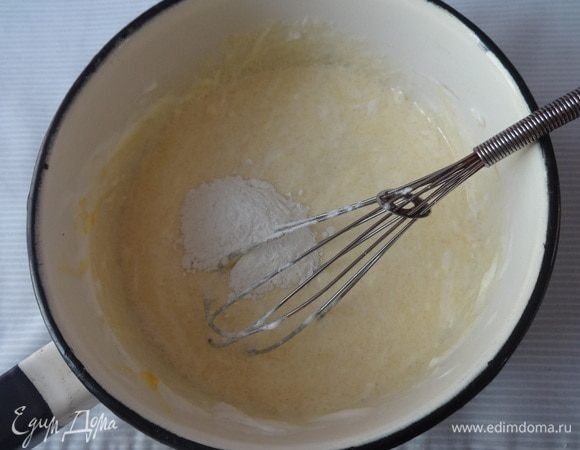 Добавить крахмал, еще раз перемешать.