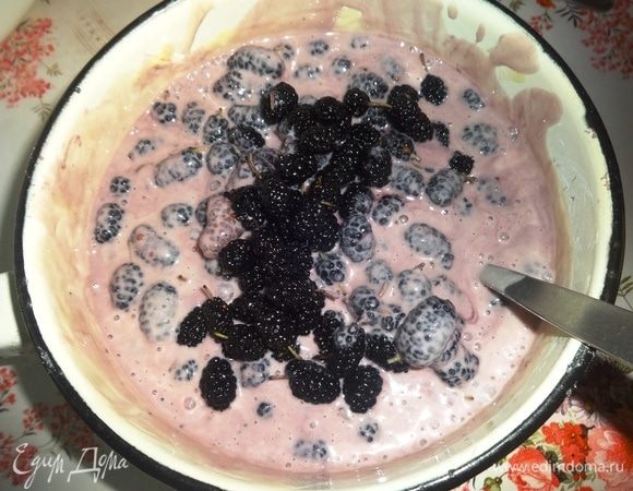 Положить в заливку ягоды шелковицы, аккуратно перемешать.