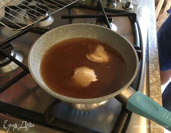 Потом мы смешали ингредиенты для соуса в маленькой сковороде и дали им вскипеть на небольшом огне. Потом уменьшили жар и выпаривали смесь, пока ее не останется около 5 ложек (15–20 минут). Получившийся соус посолили и оставили остывать при комнатной температуре.