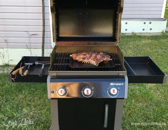 Затем мы подготовили гриль для прямого среднего жара 170–230°С. Каре ягненка мы готовили косточкой вниз на прямом среднем жаре под крышкой, пока мясо не приобретет розовато-красноватый цвет (слабая прожарка «medium rare», 15–20 минут), потом перевернули (1–2 раза). Как только внутренняя температура превысила 50°C, мы сняли каре с гриля и оставили при комнатной температуре на 5 минут (температура во время остывания увеличится на 2°C), затем мясо уже можно было разрезать на порции. В конце мы полили получившимся соусом ароматное мясо ягненка и подали его к столу.