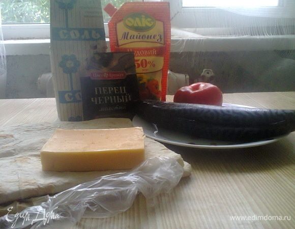 Подготовим продукты. Почистить скумбрию от кожи и костей. Разделить на 2 части по хребту.