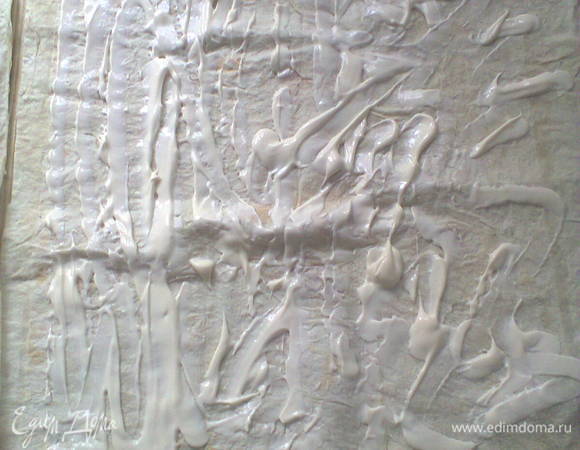 Смазать лаваш майонезом. Тонким слоем.