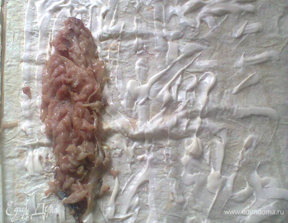 На смазанный лаваш кладем половинку скумбрии. Перчим, солим по вкусу.