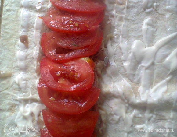 Половинку помидора делим на дольки и выкладываем сверху на скумбрию.