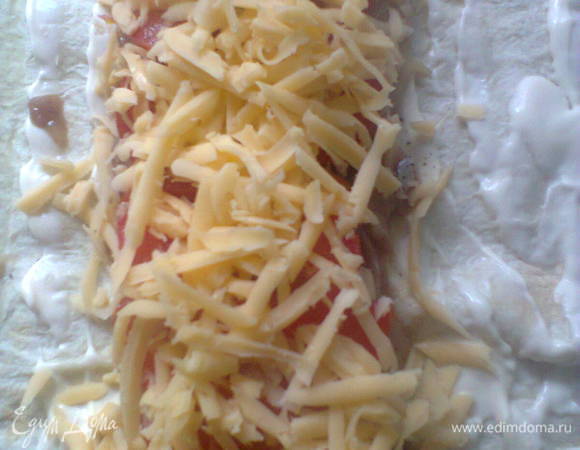 Натираем сыр на крупной терке. Выкладываем сверху помидора.