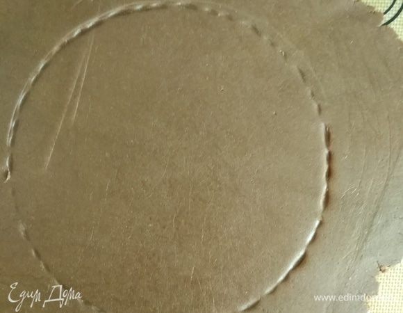 Духовку разогреть до 180°C. Тесто раскатать в круг, внутри наметить круг поменьше, можно мысленно.