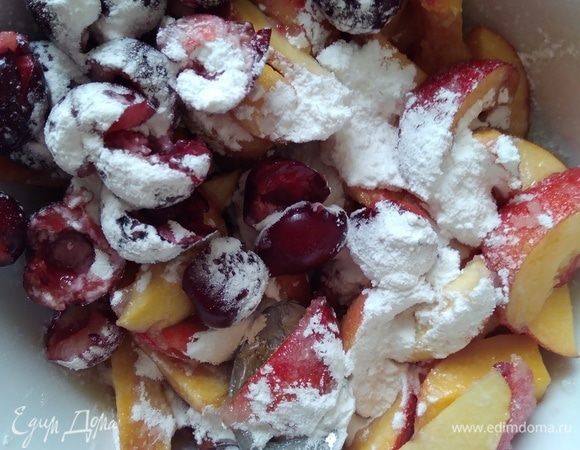 Для начинки нарезать нектарин дольками, из черешни извлечь косточки, посыпать сахаром и крахмалом и перемешать.