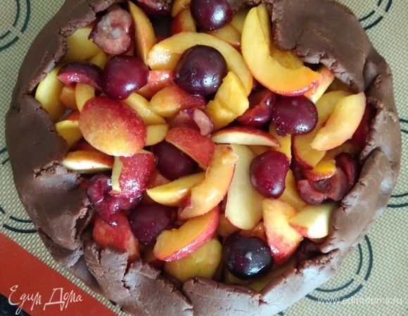 Начинку поместить на тесто, края завернуть. Если края начнут немного рваться, не переживайте, начинка не вытекает.