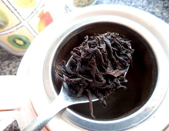 Ошпарить чайник, слить, насыпать свой любимый чай.