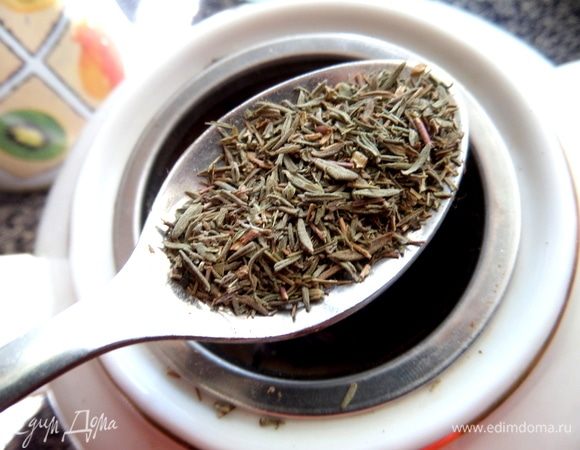 Теперь тимьян. Если свежий, то пару веточек.