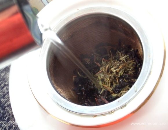 Заварить кипятком половину чайника, накрыть, настоять 3 минуты.