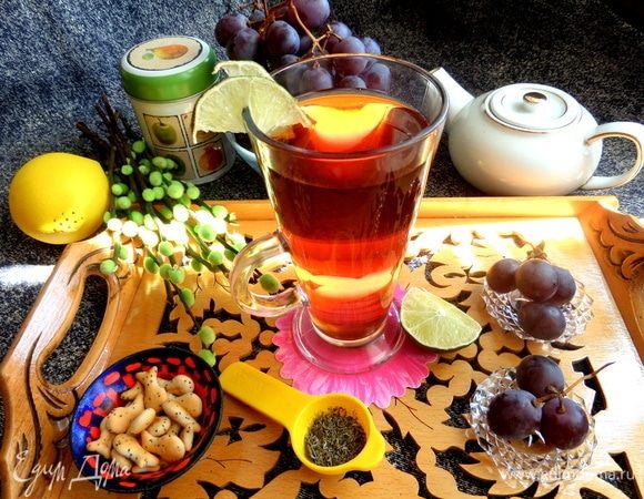 Наливаем в бокал. Можно пить чай в теплом виде или со льдом холодный — хорошо освежает.