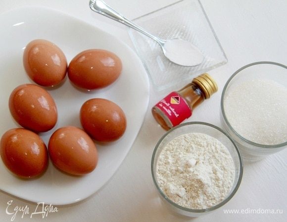 Для бисквита понадобятся: 6 яиц, стакан сахара, стакан муки, 1/2 ч. л. разрыхлителя, 1/2 ч. л. ванильного экстракта.