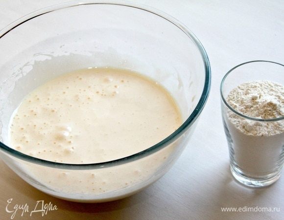 Взбить яйца с сахаром, добавить ваниль, просеять в смесь муку с разрыхлителем.