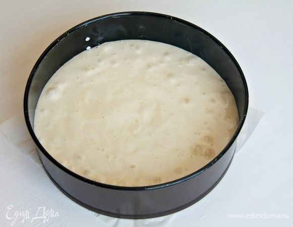 Тесто вылить в форму для выпекания (я использовала 2 формы диаметром 20 см). На дно формы выложить бумагу для выпечки, бортики ничем не смазывать!