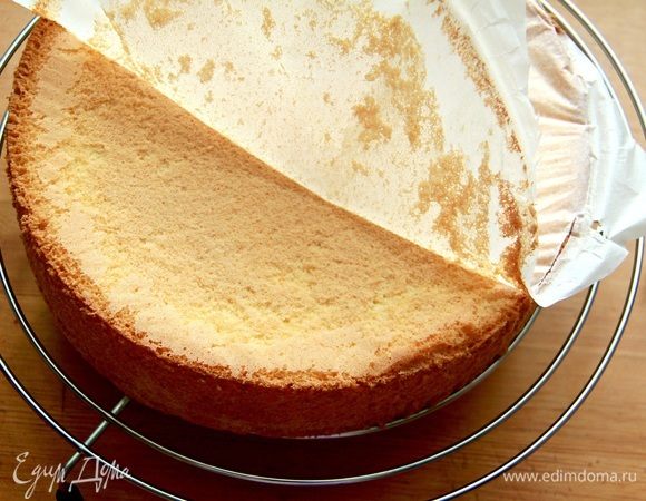 Бисквит перевернуть, снять бумагу. Дать остыть на решетке, оставить на несколько часов (4–24 ч.)