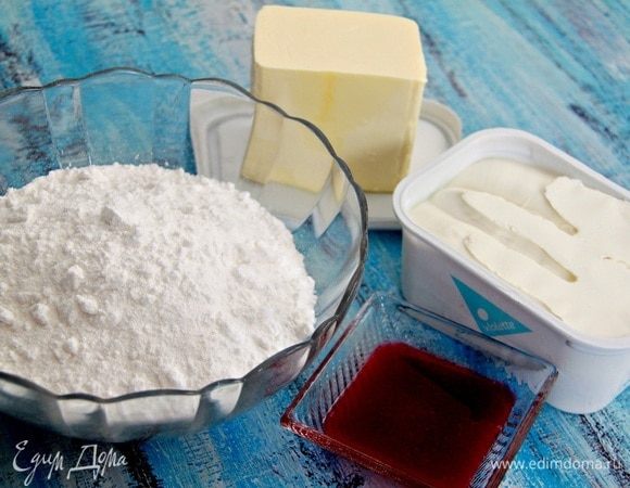 Для крема понадобятся: 2 стакана сахарной пудры, 400 г сливочного сыра, 250 г сливочного масла, 4 ст. л. гранатового сока.