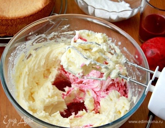 Сливочное масло и сыр должны быть комнатной температуры. Взбить масло и сыр с сахарной пудрой, добавить гранатовый сок.