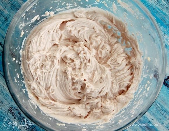 Взбивать массу до состояния пышного крема.