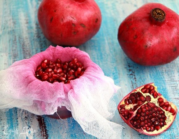 Для крема, пропитки и верхнего слоя торта понадобится гранатовый сок. Я приготовила свежевыжатый.