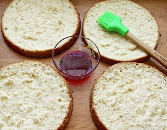 Бисквиты разрезать на 2 коржа. Пропитать их гранатово-розовым сиропом.