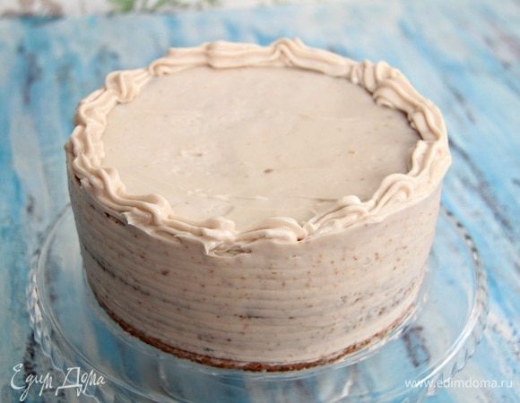 Собрать торт, обмазать кремом, сделать бортик из крема. Охладить.