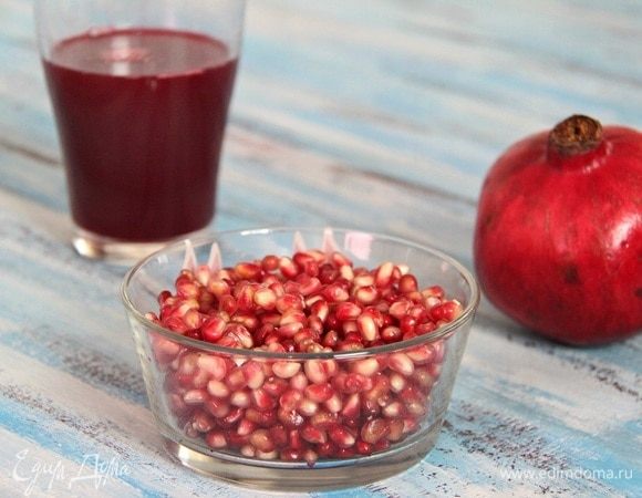 Подготовить сок (200 мл) и зерна граната (объемом в 1 стакан) для украшения торта.