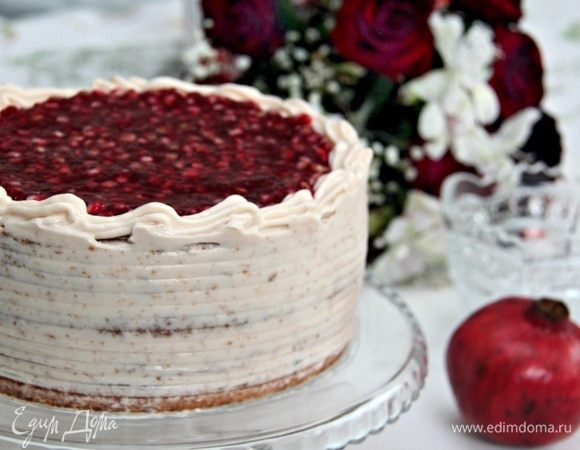 Выложить гранатовое желе с зернышками граната на верх торта. Торт охладить 3–4 часа.