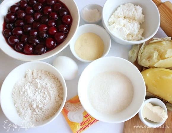 Приготовить ингредиенты для теста. Картофель помыть, сварить в мундире, дать немного остыть, очистить. Манная крупа здесь из твердых сортов пшеницы, мука из мягких сортов пшеницы тонкого помола. Фермерский творог можно взять и большей жирности.