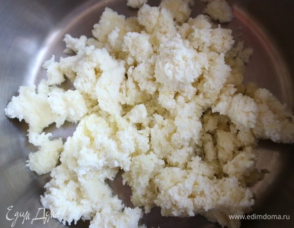Остывший картофель с творогом протереть через сито.