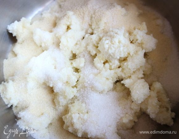 Добавить к творогу с картофелем мелкий сахарный песок, ванильный сахар, манную крупу, соль.