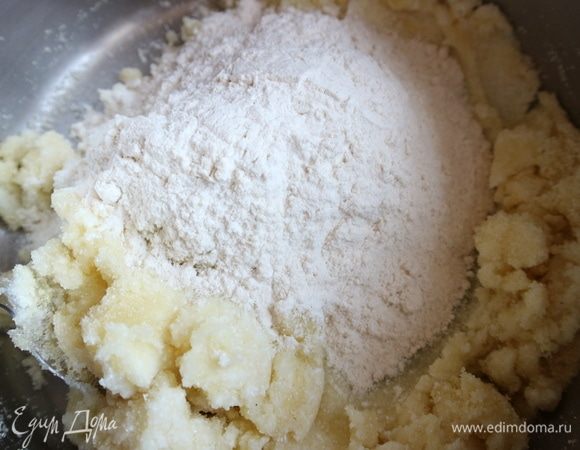 Добавить пшеничную муку. Диапазон добавления пшеничной муки от 150 до 210 г, это зависит от того, какой консистенции тесто вы хотите получить.