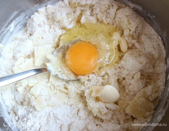 Добавить сливочное масло, яйцо, перемешать до однородной консистенции.