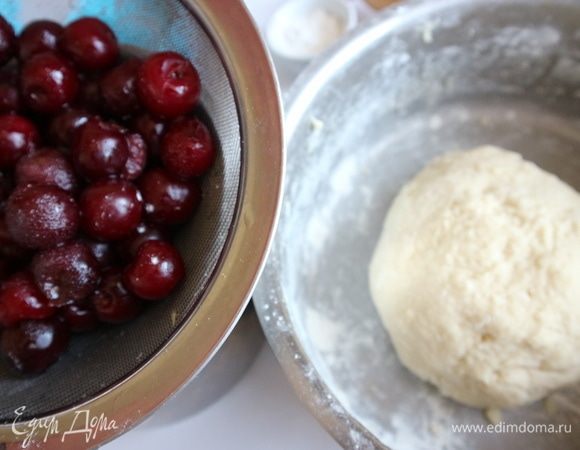 Скатать тесто в шар, завернуть в пленку, убрать в холодильник на 30 минут.