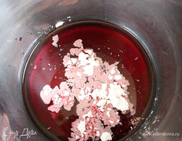 Вишню откинуть на сито. В вино с сахаром добавить крахмал, перемешать.