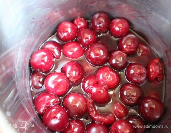 Добавить вишню, поставить на небольшой огонь, дать закипеть, помешивая, сразу снять с огня.