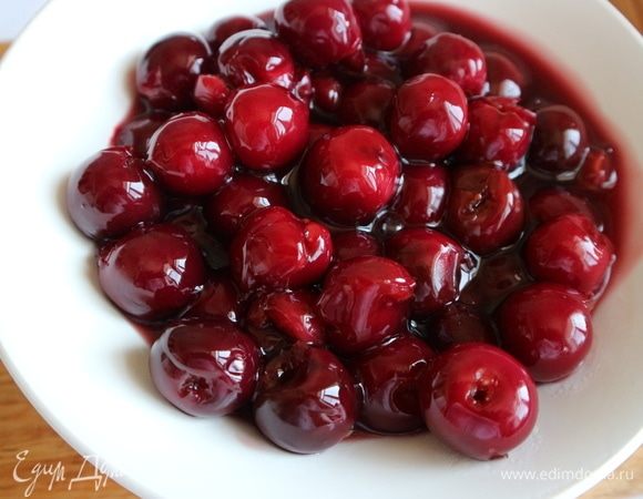 Важно. Переложить в другую посуду (миску), так вишня быстрее остынет, не переварится, так как в горячей кастрюле тепловая обработка продолжается.