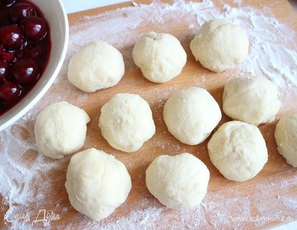 Разделать тесто на 11 небольших шариков.