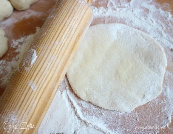Раскатать кусок теста на посыпанной мукой поверхности.