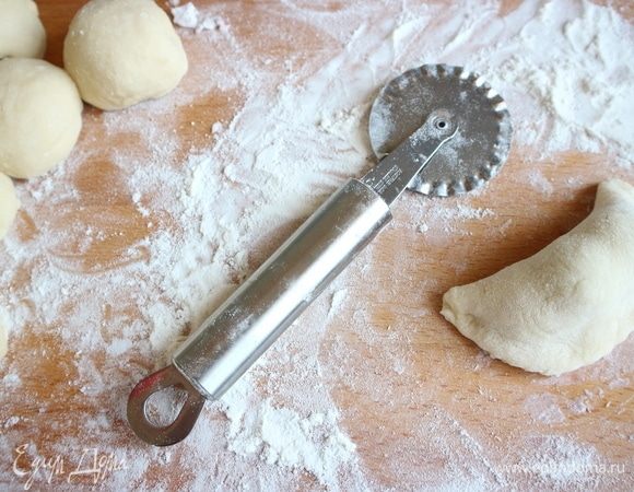 Скрепить края вареника. Можно по краю пройтись колесиком для пиццы.