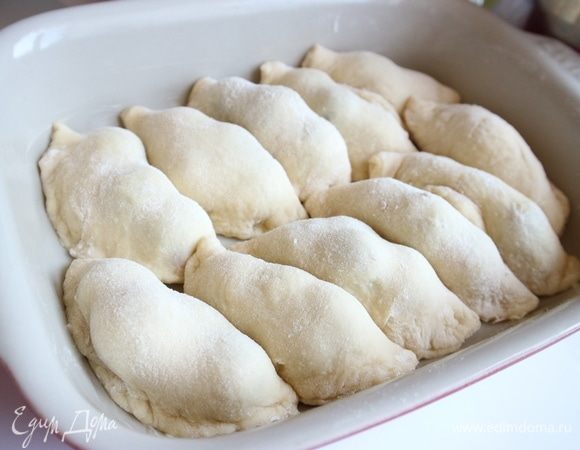 Положить вареники в жаропрочную форму, смазанную сливочным маслом.