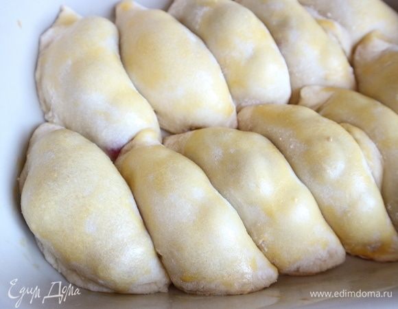 Вареники смазать желтком с молоком, выпекать в предварительно разогретой духовке при 170°C в течение 30–35 минут. Залить яично-молочной смесью вареники и выпекать еще 25–30 минут, пока смесь не загустеет.