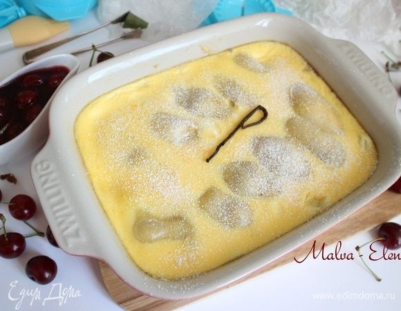 Выпечка готова, вынуть ее из духовки. Посыпать сахарной пудрой через сито. Можно украсить стручком ванили.